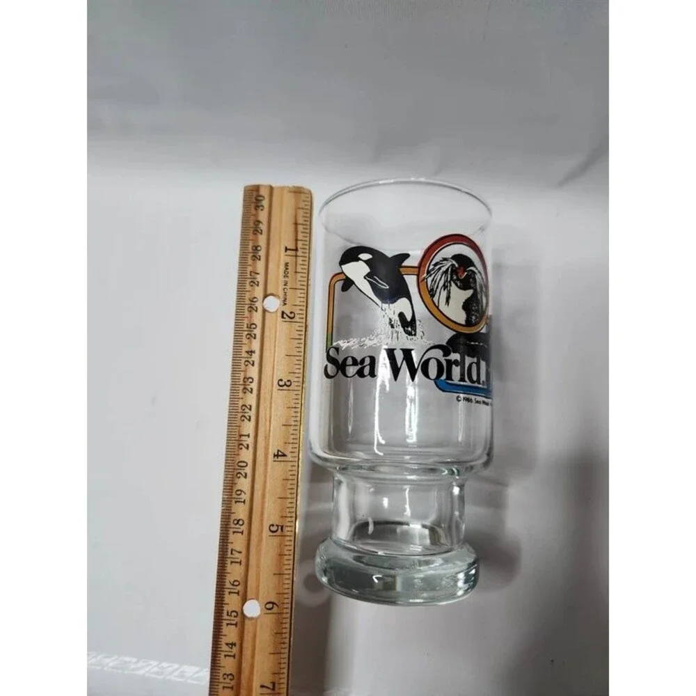 SeaWorld 1986 Vintage Glass Cup